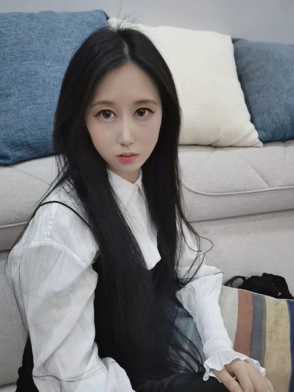 皮肤光滑的大眼小妹妹